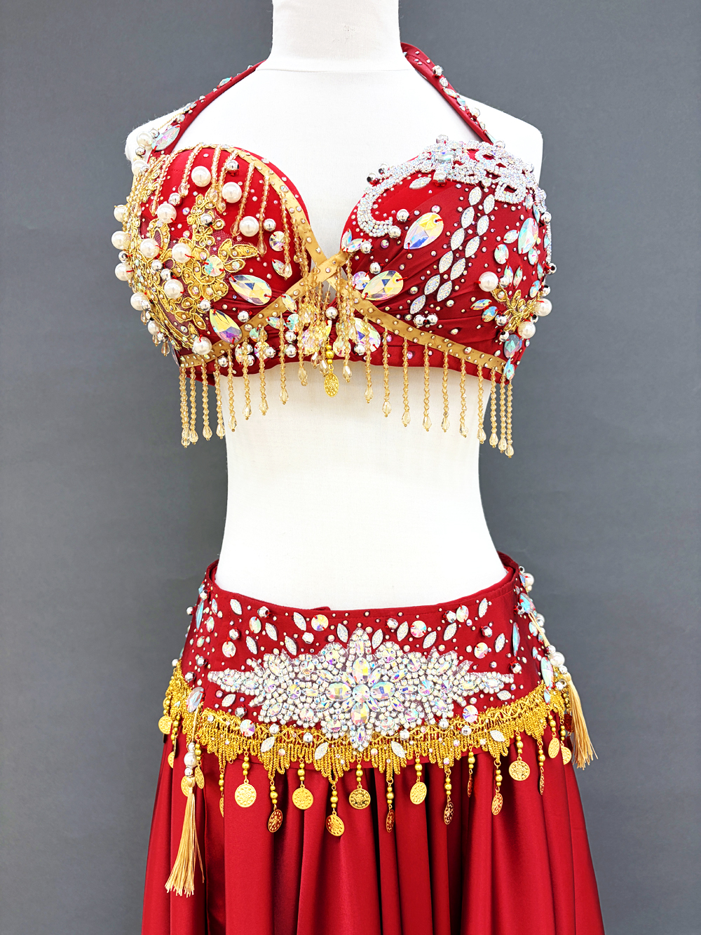 【ベリーダンス衣装】大人気の赤！豪華なゴールドとストーンの装飾たっぷり！ベリーダンスオリエンタル・コスチューム