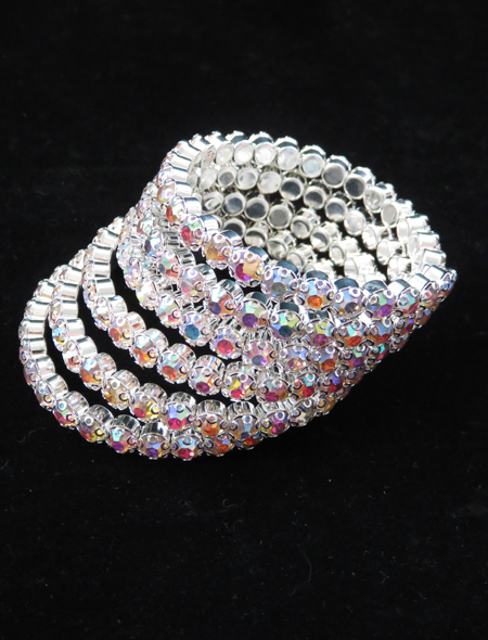 【ベリーダンスの6連ブレスレット】オーロラのストーンが輝くブレスレット。腕全体にくるくる巻き付けてアームスの動きを美しく見せます！