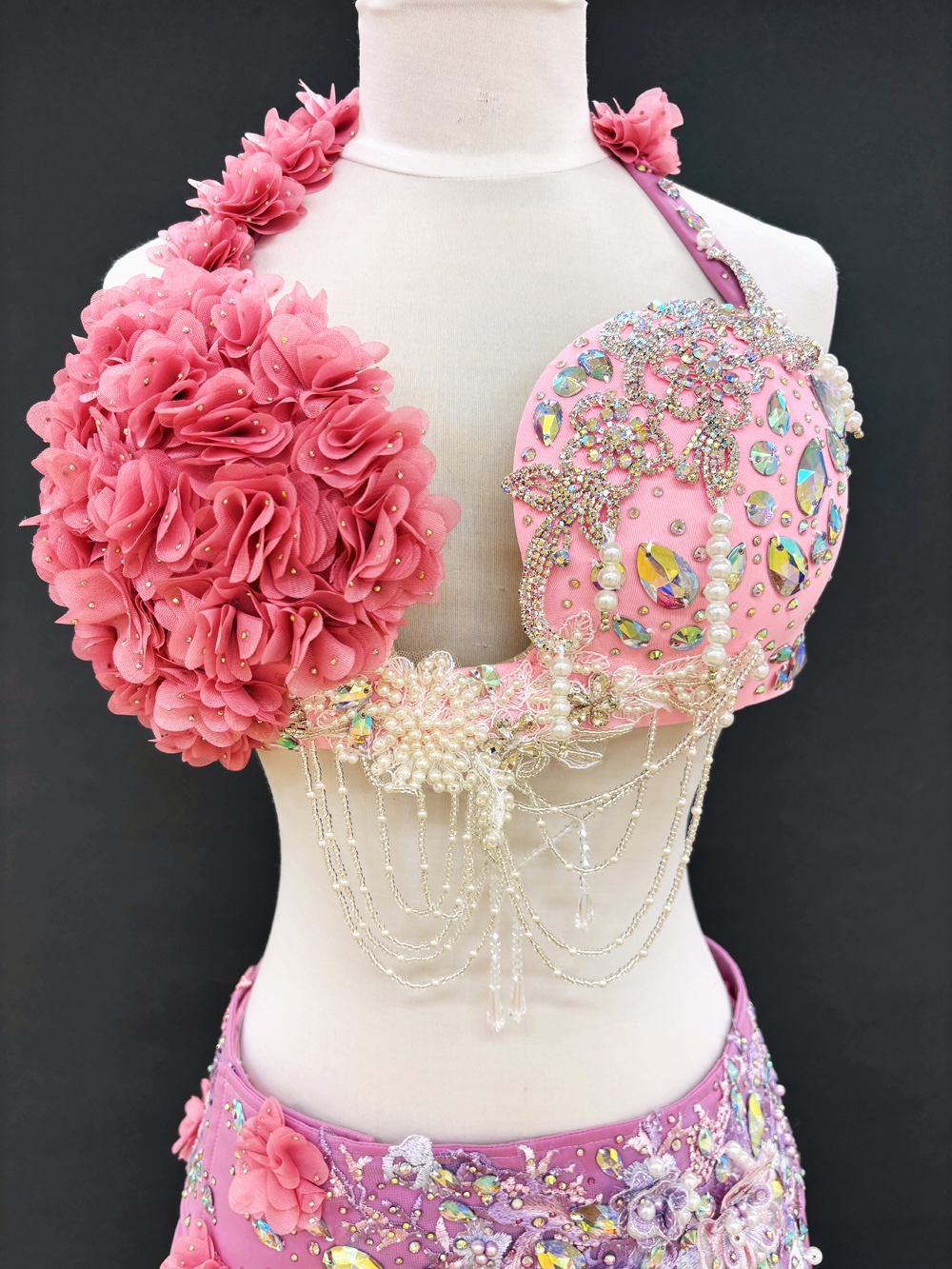 【ベリーダンス衣装】バラの花が咲き誇る華やかなピンク！フリルもキュートなベリーダンスオリエンタル・コスチューム