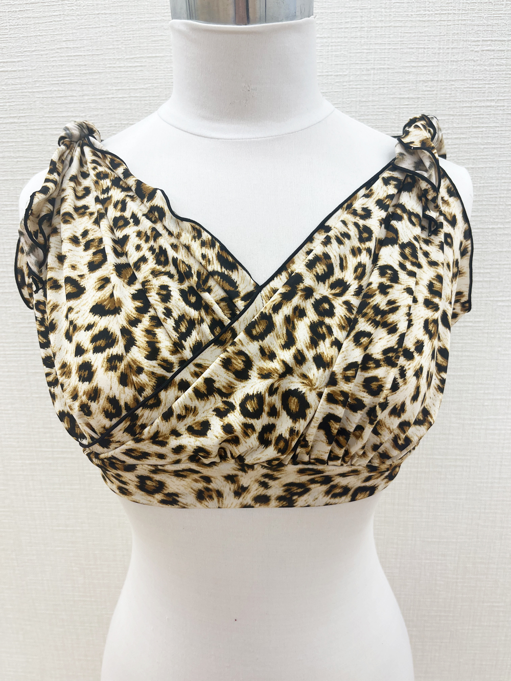 大好評の豹柄！肩のリボンがキュートなベリーダンス トップス【ベリーダンス衣装/レッスン着】
