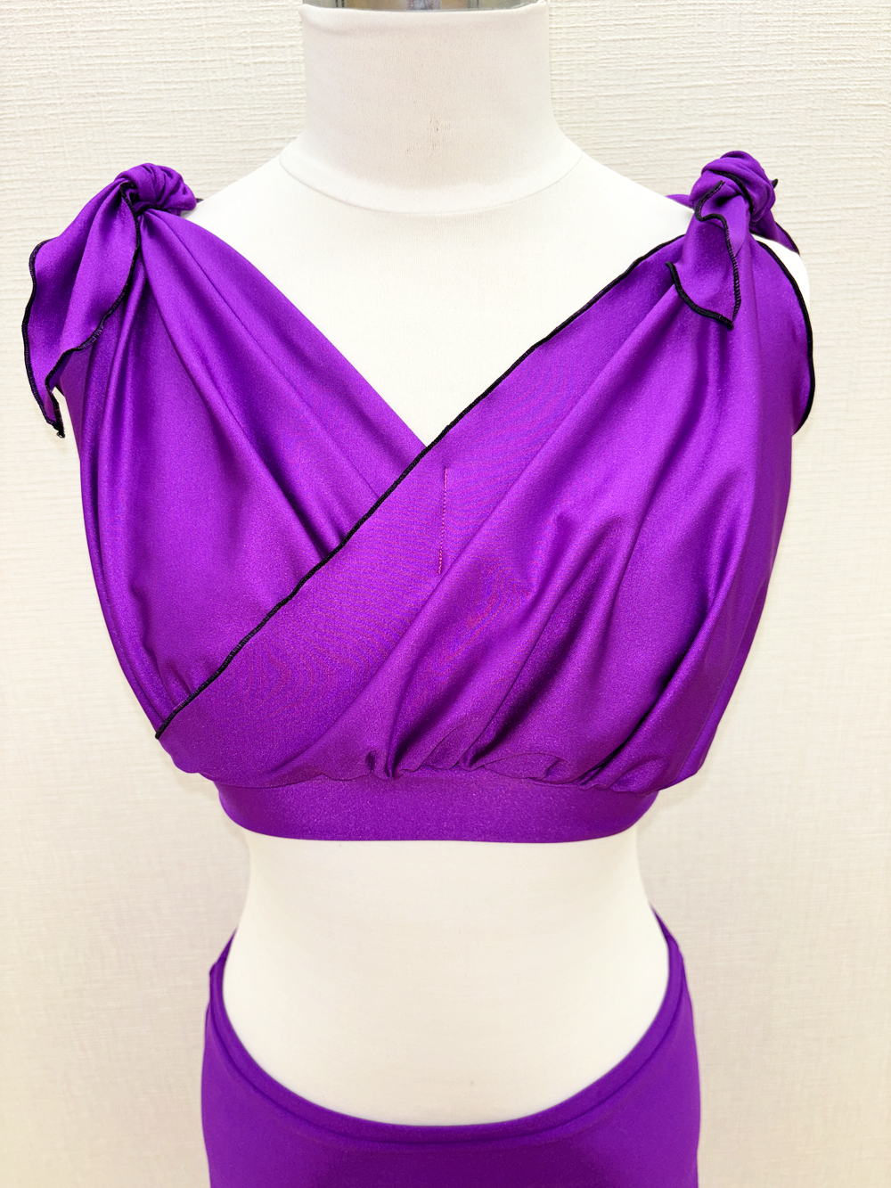肩のリボンがキュート！鮮やかな紫のベリーダンス トップス【ベリーダンス衣装/レッスン着】