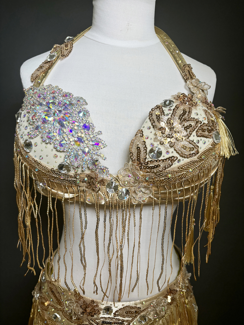 【ベリーダンス衣装】艶のあるゴールドが輝く！装飾もゴージャスなベリーダンスオリエンタル・コスチューム