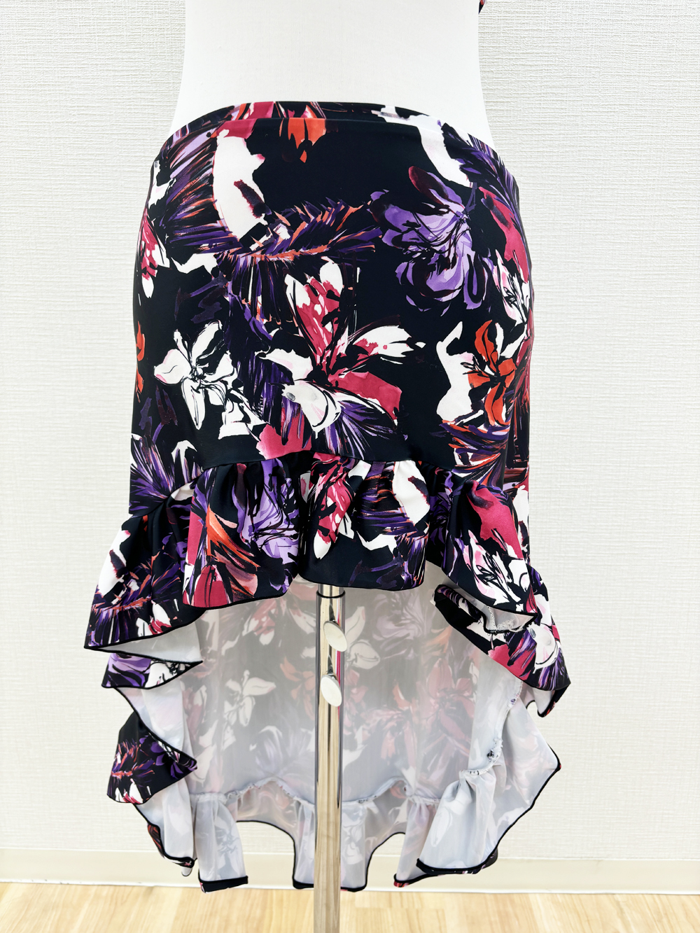 黒×花柄がエレガント！フィッシュテールタイプのベリーダンスヒップスカーフ（オーバースカート）【ベリーダンス衣装／レッスン着】