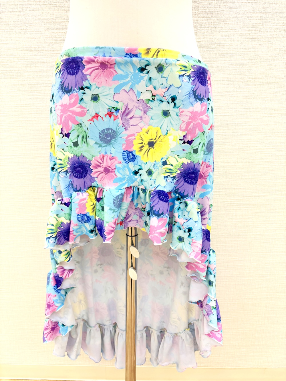 とっても華やか！水色×花柄のフィッシュテールタイプのベリーダンスヒップスカーフ（オーバースカート）【ベリーダンス衣装／レッスン着】