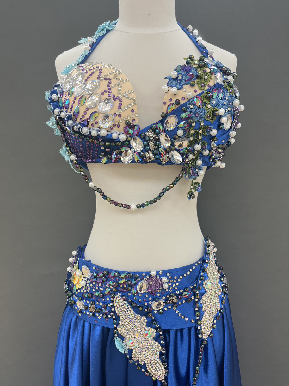 【ベリーダンス衣装】装飾が華やか！エレガントなロイヤルブルー のベリーダンスオリエンタル・コスチューム