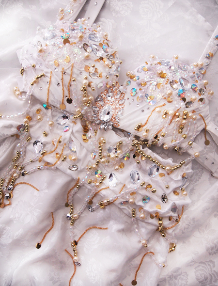 純白でエレガントなデザイン！高級感が魅力的なベリーダンス