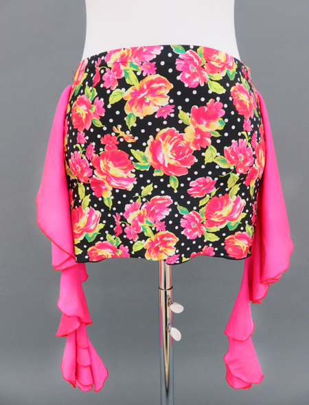 黒地に大きなピンクの花が映える！サイドのピンクのフリルがキュート♡コインなしヒップスカーフ【ベリーダンス衣装／レッスン着】