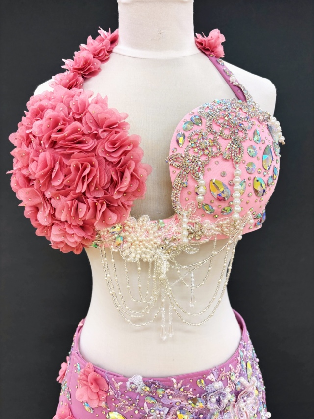 【ベリーダンス衣装】バラの花が咲き誇る華やかなピンク！フリルもキュートなベリーダンスオリエンタル・コスチューム