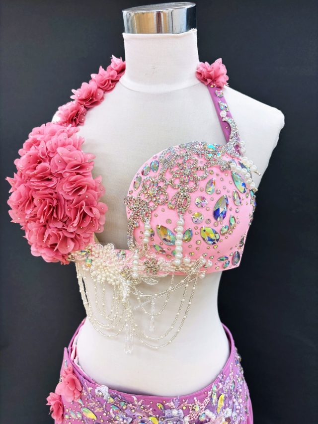 ベリーダンス衣装】バラの花が咲き誇る華やかなピンク！フリルも
