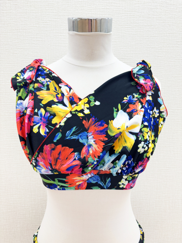 黒ベースの花柄ミックス！肩のリボンがキュートなベリーダンス トップス【ベリーダンス衣装/レッスン着】