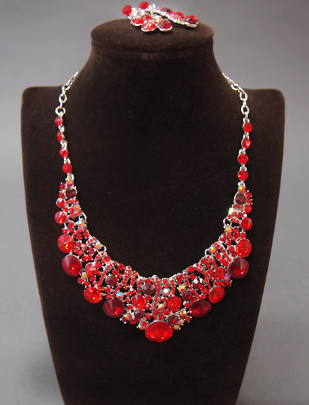 ネックレス＆イヤリングのセット】まるでガーネット！キラキラ赤色が