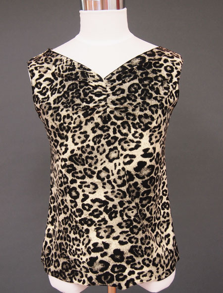 ヒョウ柄がクール！ノースリーブタイプで動きやすいレッスンウエア