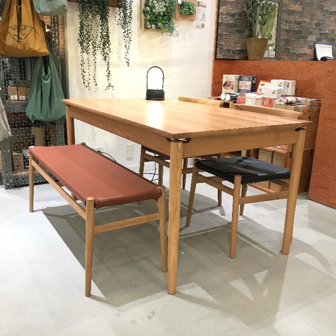 横浜店展示アウトレット20％OFF　LYダイニング4点セット　4人掛け　天然木　幅135cm　ナチュラルインテリア