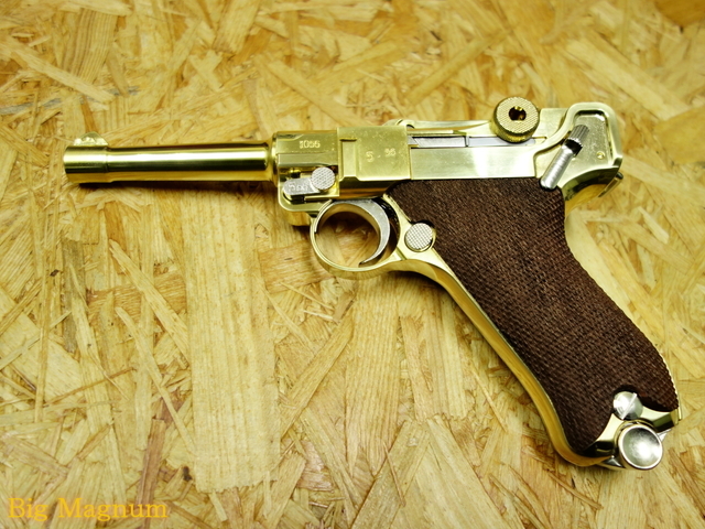 金属製モデルガン ルガー P08 4インチ パラベラム チェッカー木製グリップ