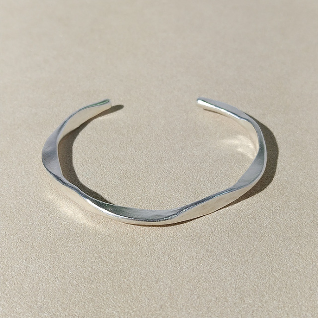 カレン族シルバー バングル フリーサイズ 羽根文様 SV950 a08-108 - クロマニヨン カレンシルバーウェーブバングル 純度95%フリーサイズ