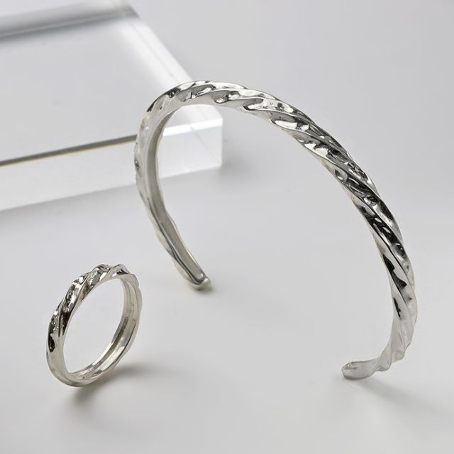 ハンマード パターン ツイスト バングル メンズ レディース ユニ