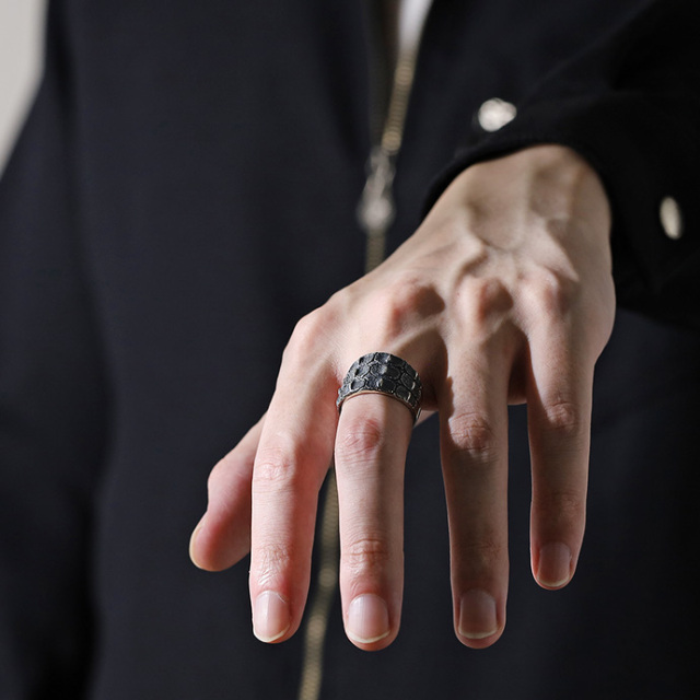 クロコダイル レザー デザインリング 背ワニ ホーンバック メンズ 指輪