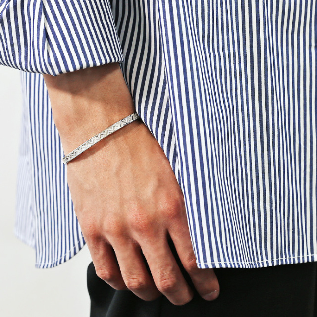 FLUI (フルイ) ブランド トライアングル スタンプワーク バングル