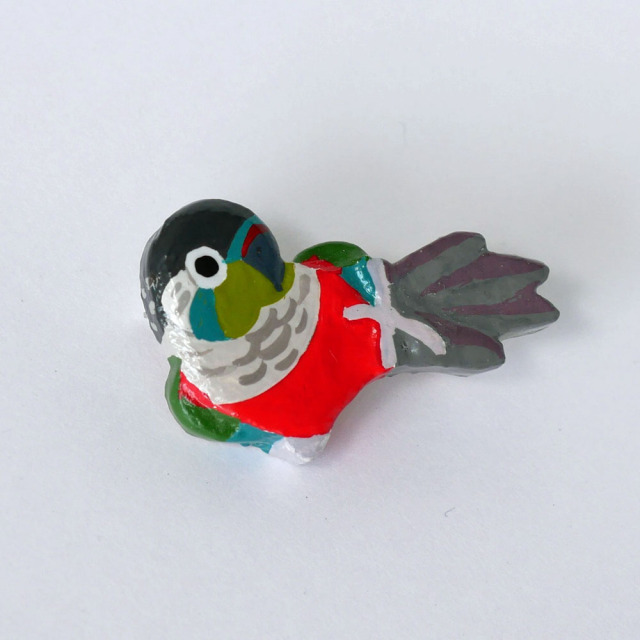 【HEE-HAW】★インコ・ブローチ/アカハラウロコ