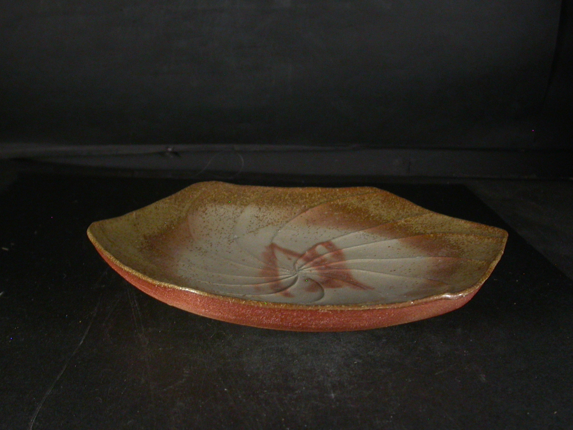 備前焼　穴窯　備前焼異色作家　故駒形　九磨　緋襷・黄ゴマ波状紋六角皿１