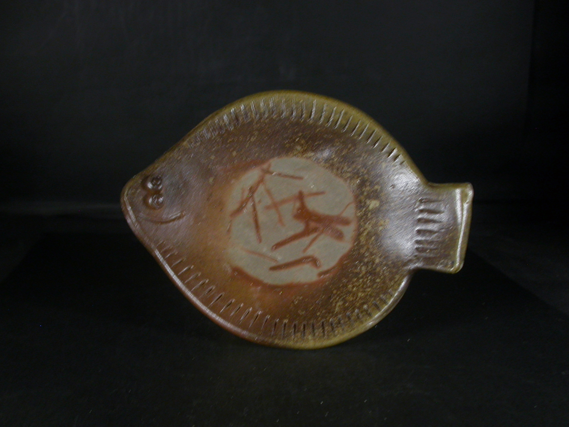 備前焼　穴窯　備前焼異色作家　吉岡　勝巳　最新作２０センチ緋襷・黄ゴマ三つ足平目皿１８