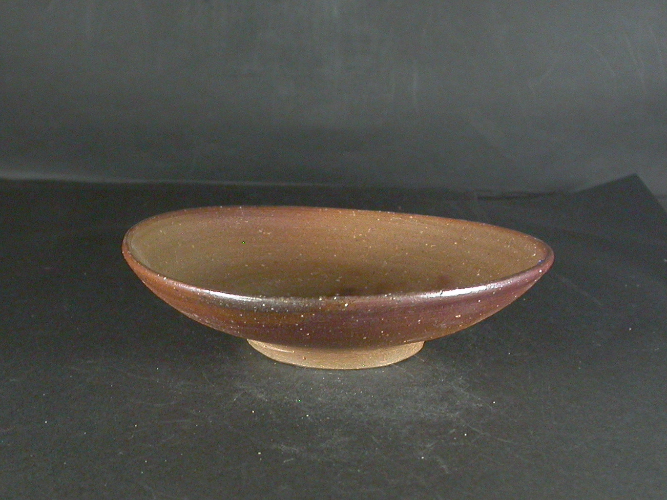 備前焼　穴窯　備前焼異色作家　吉岡　勝巳　最新作１５．５センチ緋襷・焦げ茶のゴマ深皿１９
