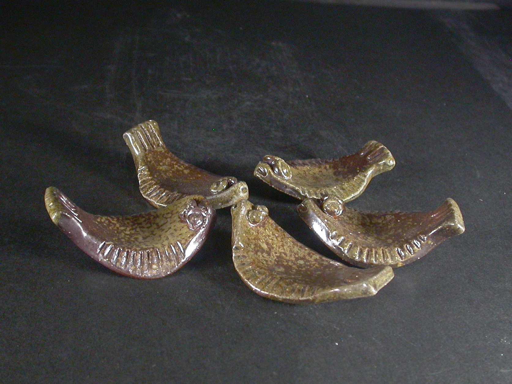 月間特価品　備前焼　穴窯　備前焼異色作家　吉岡　勝巳　最新作黄ゴマ平目箸置５個組２