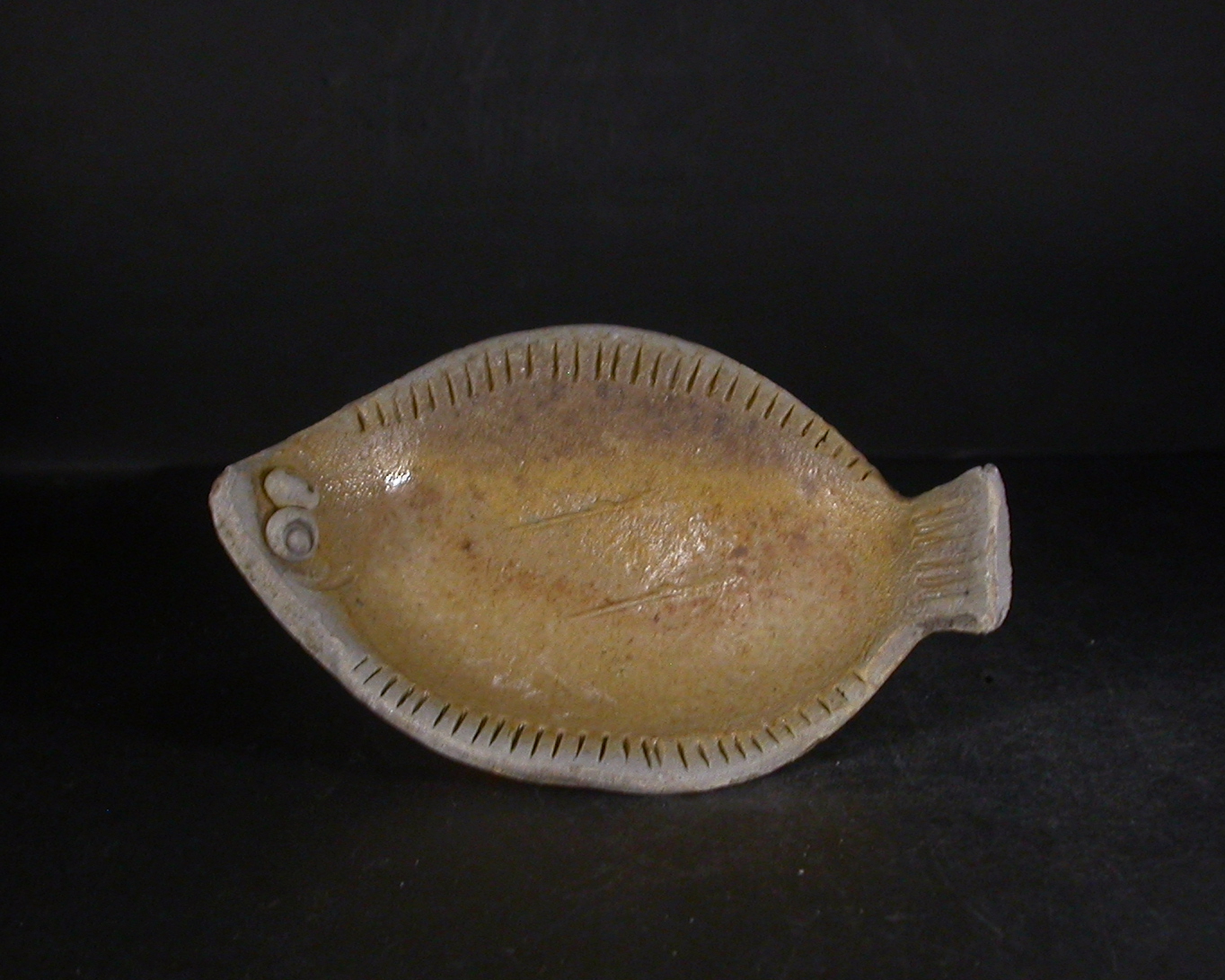 備前焼　穴窯　備前焼異色作家　吉岡　勝巳　最新作１５センチ黄・青ゴマ三つ足平目皿５０