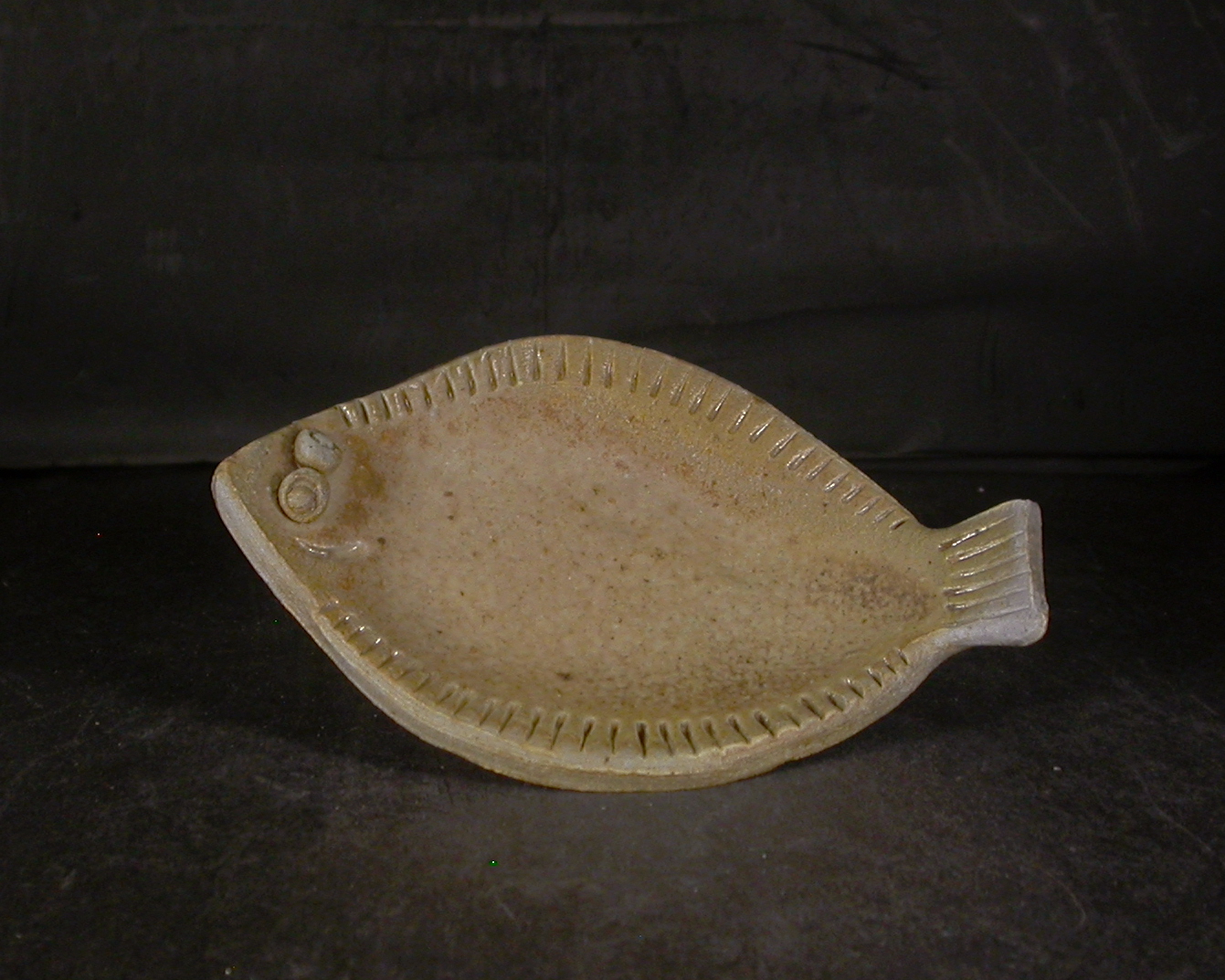 備前焼　穴窯　備前焼異色作家　吉岡　勝巳　１６センチ黄・青ゴマ三つ足平目皿５６