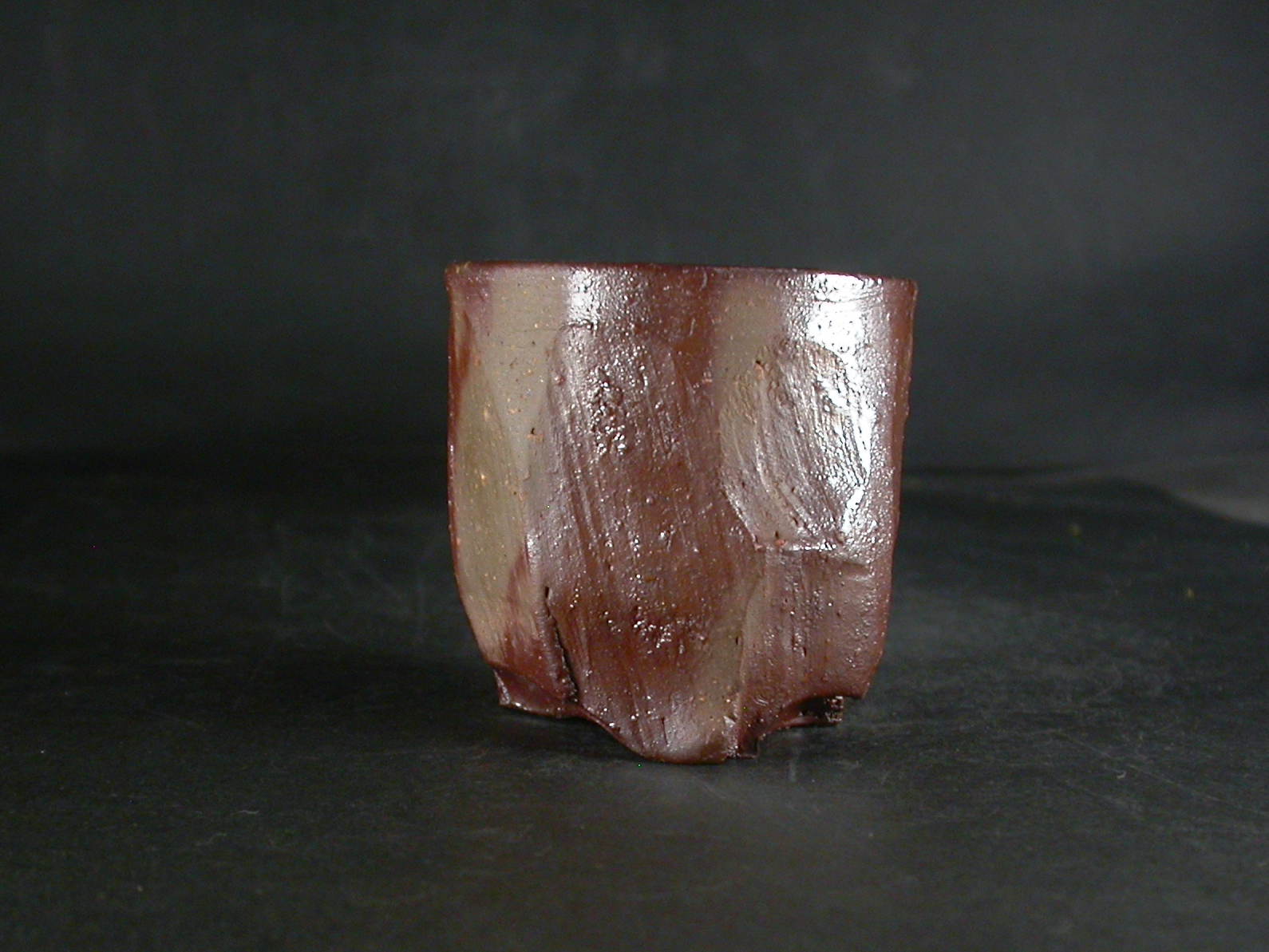 月間特価品　備前焼　穴窯　備前焼異色作家　吉岡　勝巳　最新作緋襷面取・鎬ぐい呑１２