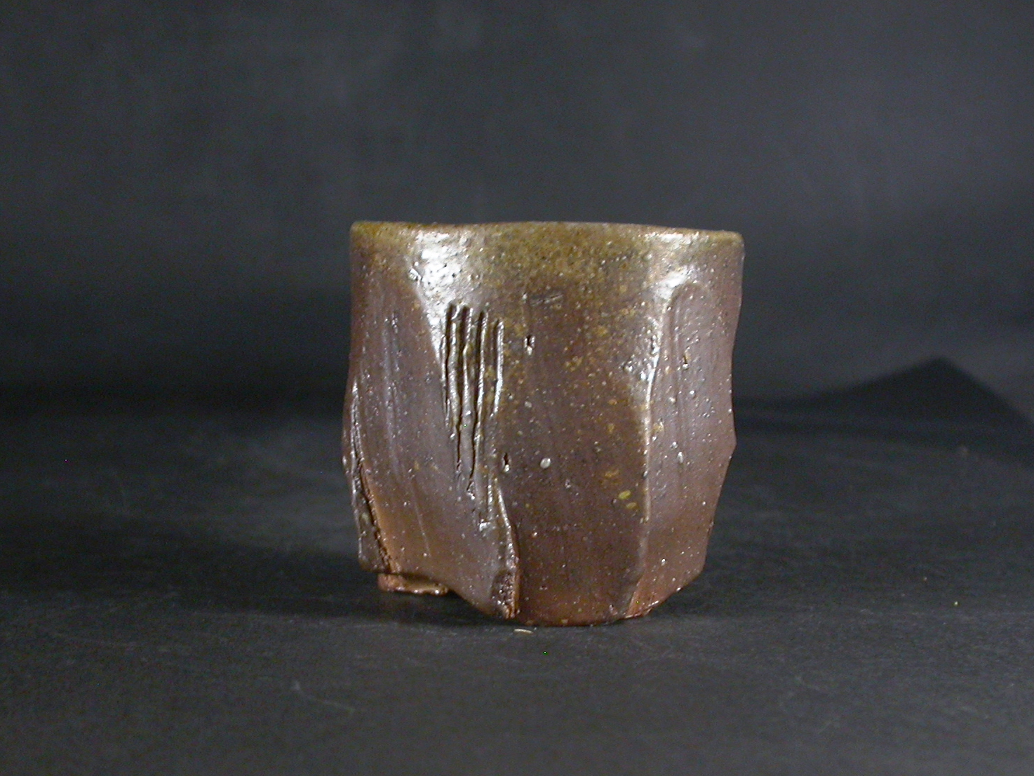 備前焼　穴窯　備前焼異色作家　吉岡　勝巳　最新作黄ゴマ面取・鎬ぐい呑１３