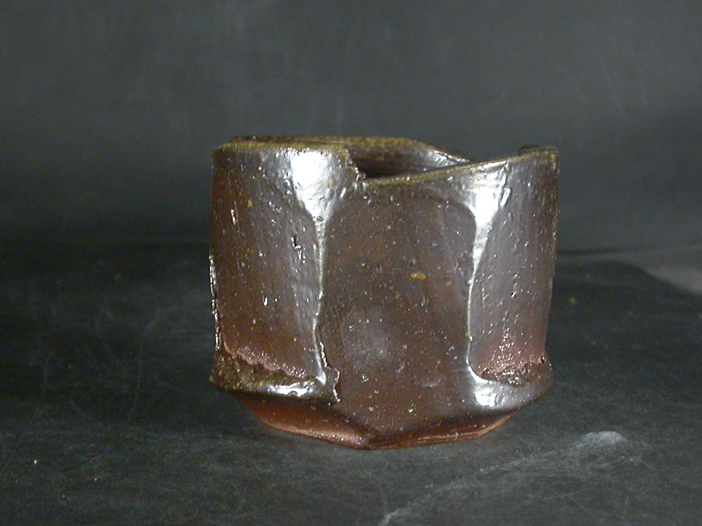 備前焼　穴窯　備前焼異色作家　吉岡　勝巳　最新作面取り・鎬黄ゴマフリーカップ１８