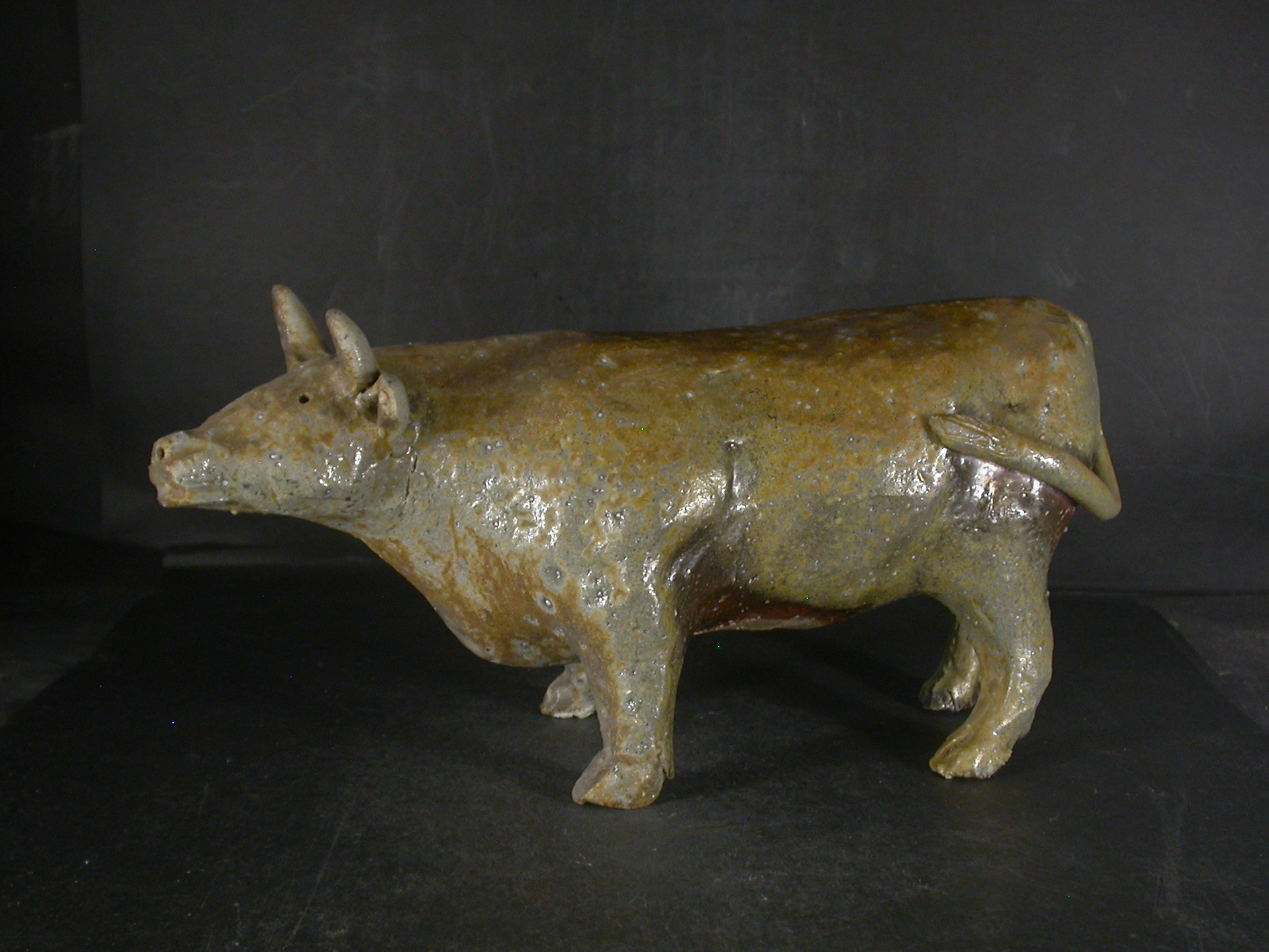 備前焼　穴窯　備前焼異色作家　吉岡　勝巳　手捻り窯変丑置物1