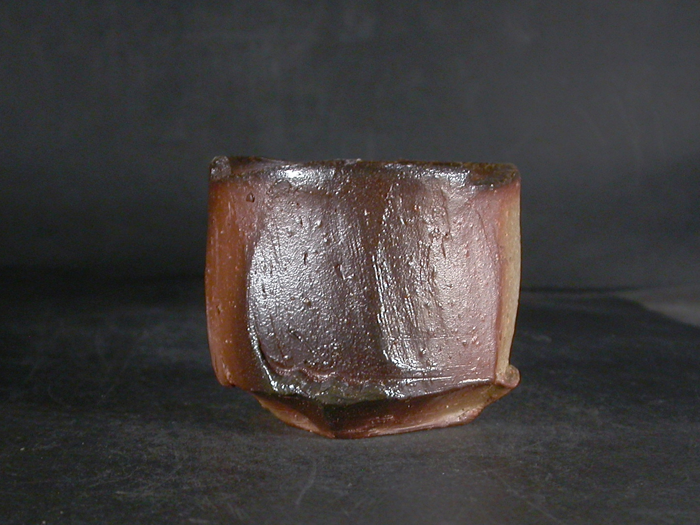 処分品　備前焼　穴窯　備前焼異色作家　吉岡　勝巳　最新作大振りな黄ゴマ面取・鎬ぐい呑１５