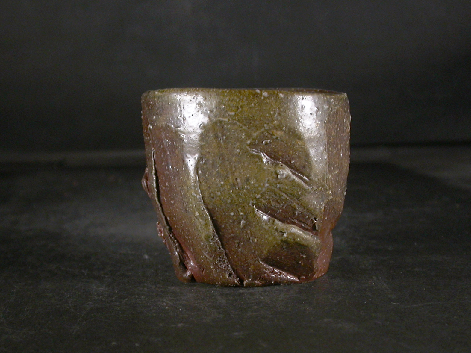 処分品　備前焼　穴窯　備前焼異色作家　吉岡　勝巳　最新作黄ゴマ面取り・鎬ぐい呑１６