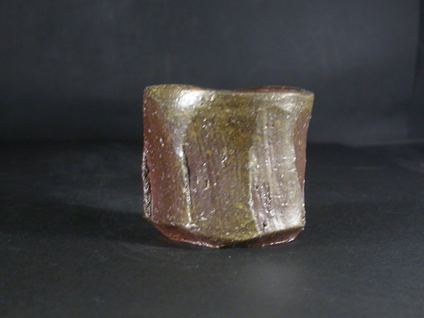 処分品　備前焼　穴窯　備前焼異色作家　吉岡　勝巳　最新作黄ゴマ面取り・鎬ぐい呑１６