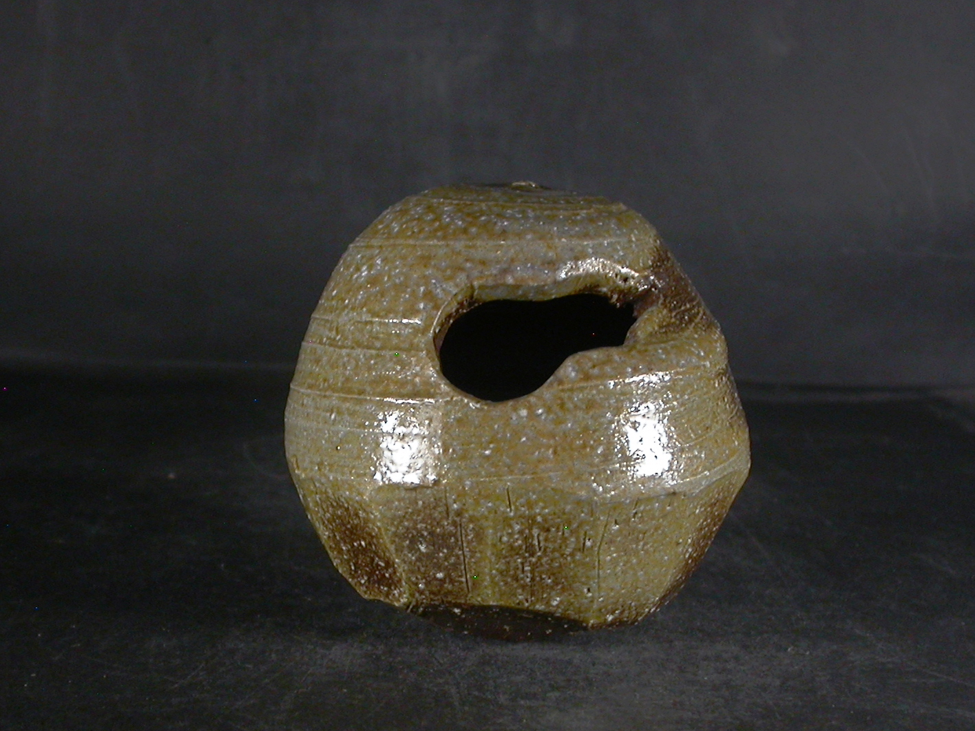 備前焼　穴窯　備前焼異色作家　吉岡　勝巳　最新作黄ゴマ掛け花入１