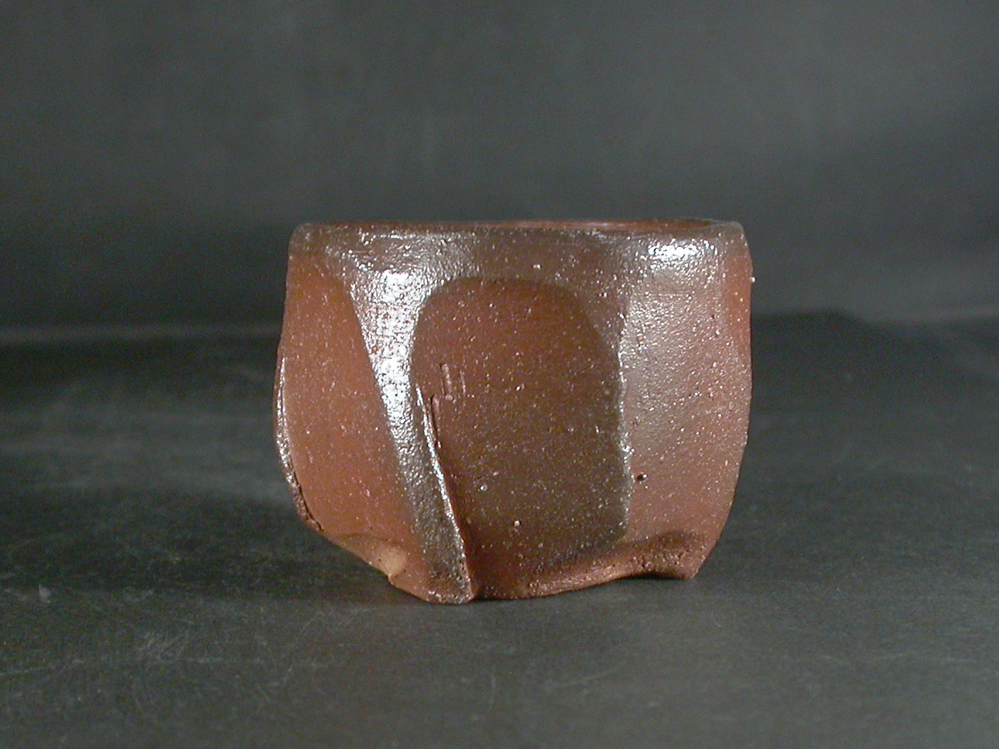 処分品　備前焼　穴窯　備前焼異色作家　吉岡　勝巳　最新作焦げ茶のゴマ面取・鎬ぐい呑２３