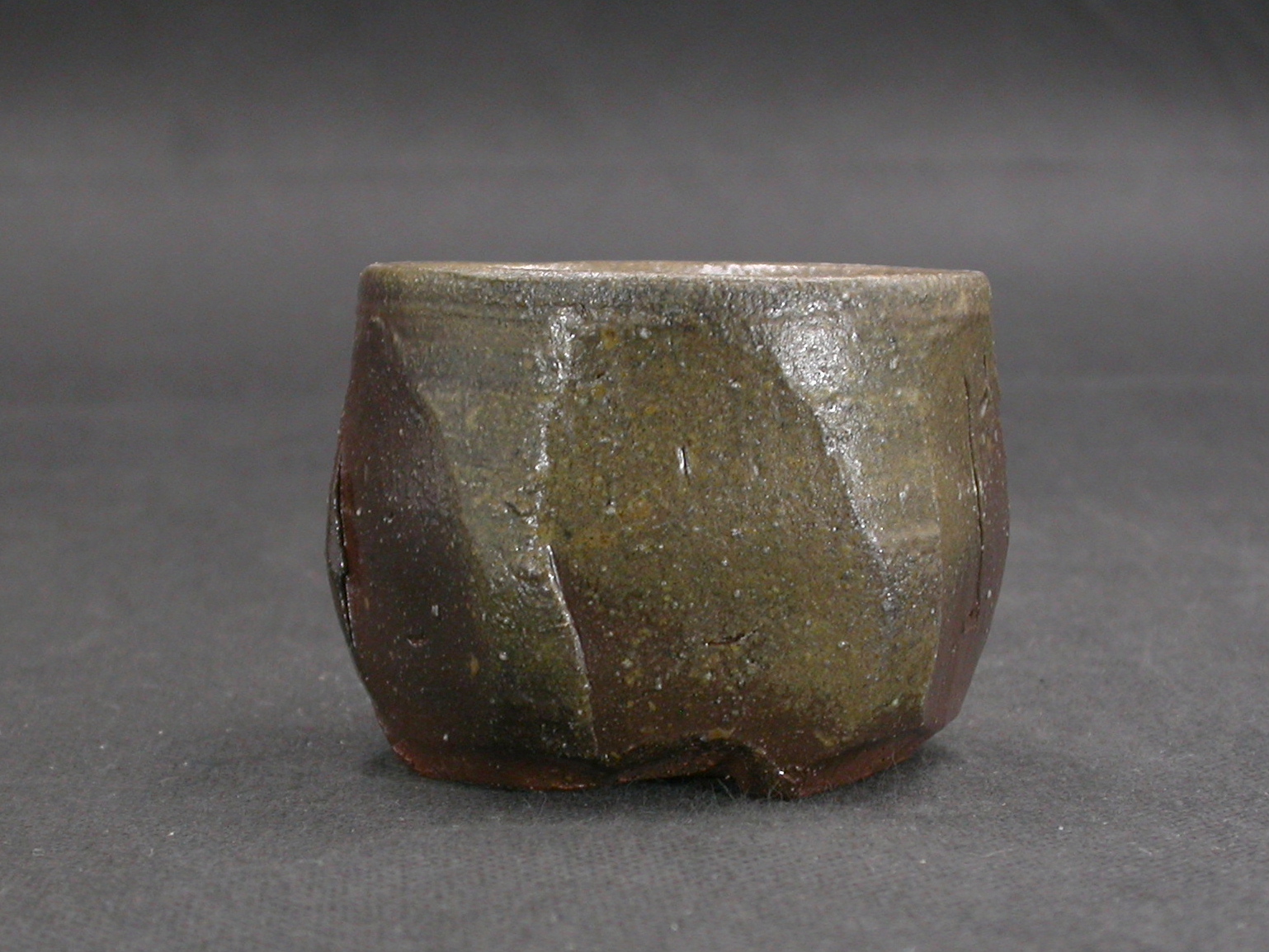 備前焼　穴窯　備前焼異色作家　吉岡　勝巳　最新作黄ゴマ面取・鎬ぐい呑２６