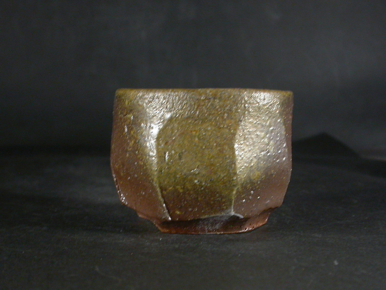 備前焼　穴窯　備前焼異色作家　吉岡　勝巳　最新作黄ゴマ面取り・鎬ぐい呑２
