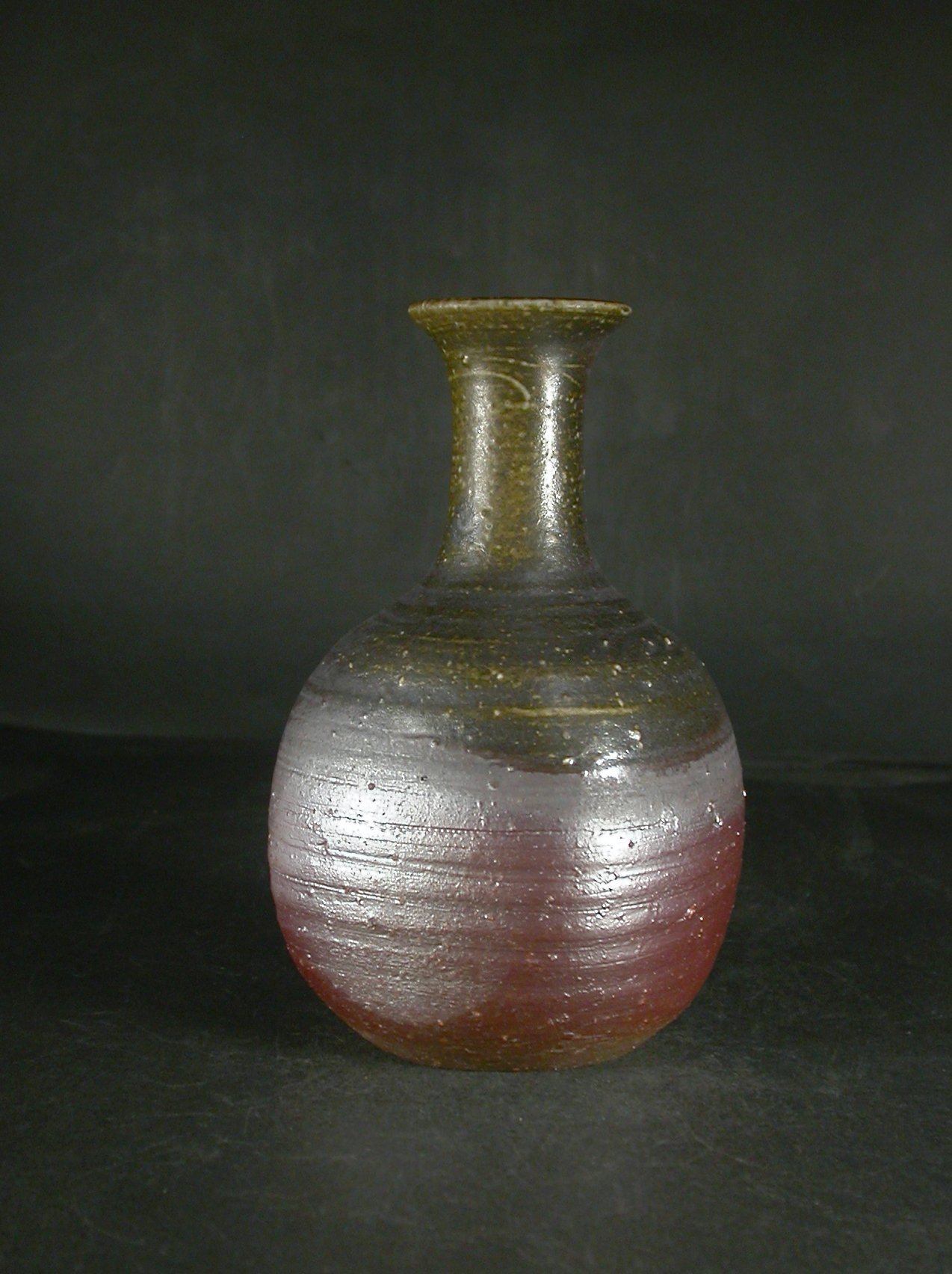 月間特価品　備前焼　登窯　岡山県無形文化財　山本　出　共箱付き黄・黒ゴマ長首徳利１