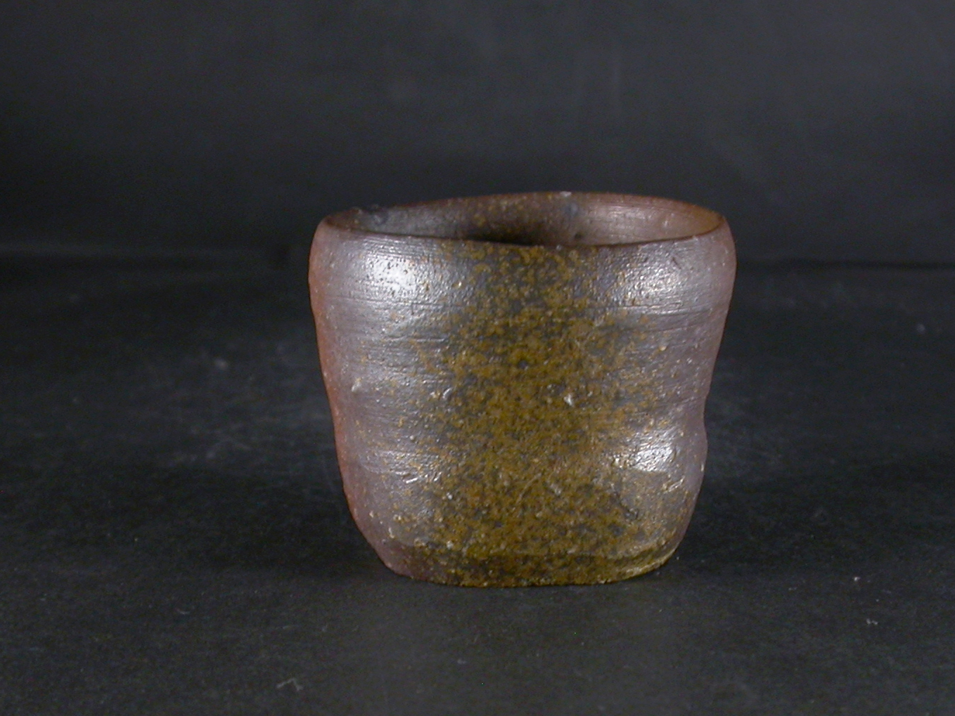 備前焼　穴窯　備前焼異色作家　梅野　陶香　四方桟共箱付き黄ゴマぐい呑１