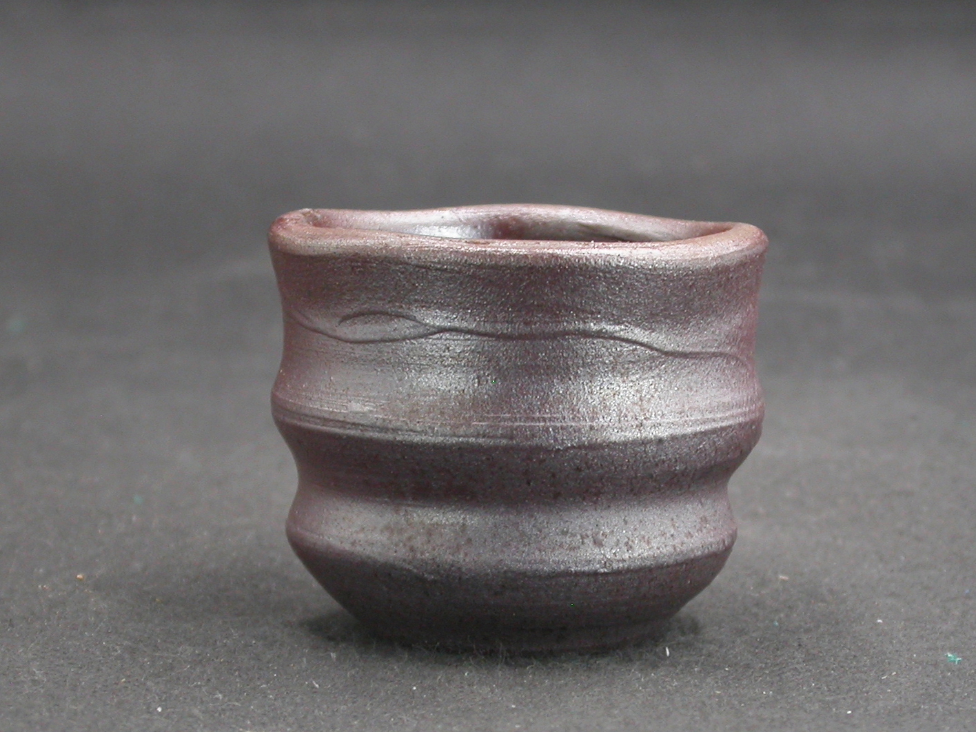 備前焼　登窯　作者不詳　焦げ茶のゴマぐい呑５