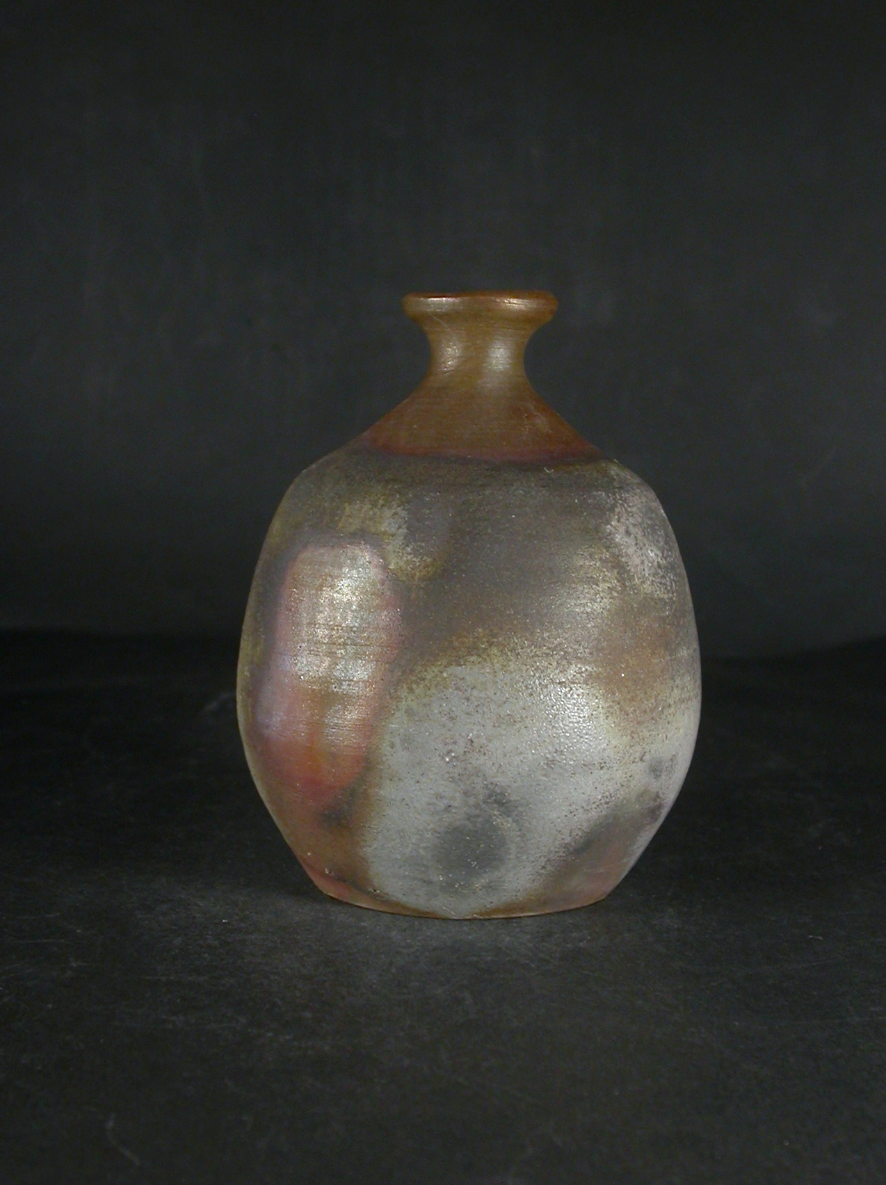 処分品　備前焼　登窯　備前焼中堅作家　藤森　陶志　金彩・桟切徳利１