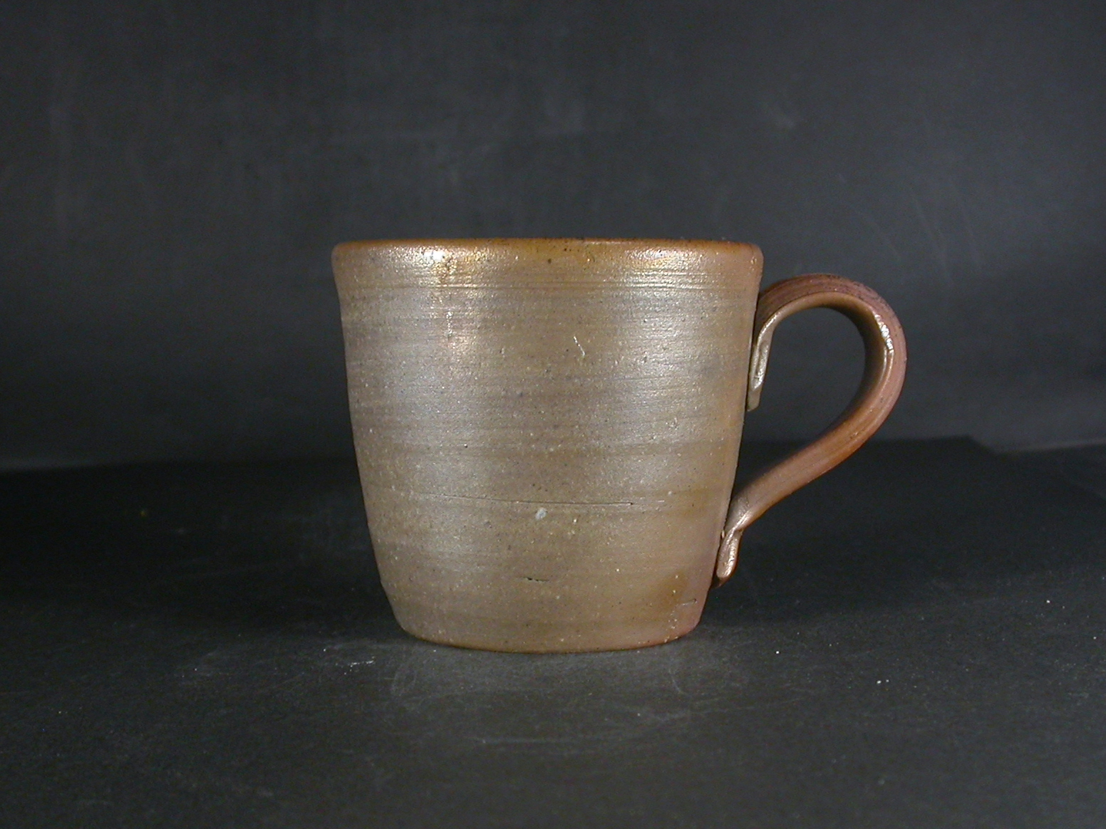 備前焼　登窯　備前焼中堅作家　竹内　靖之（山本）　最新作金彩手付きカップ１