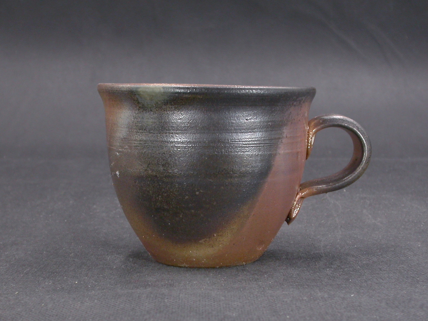 備前焼　登窯　備前焼中堅作家　竹内　靖之（山本）　最新作金彩・焦げ茶のゴマ手付きカップ２