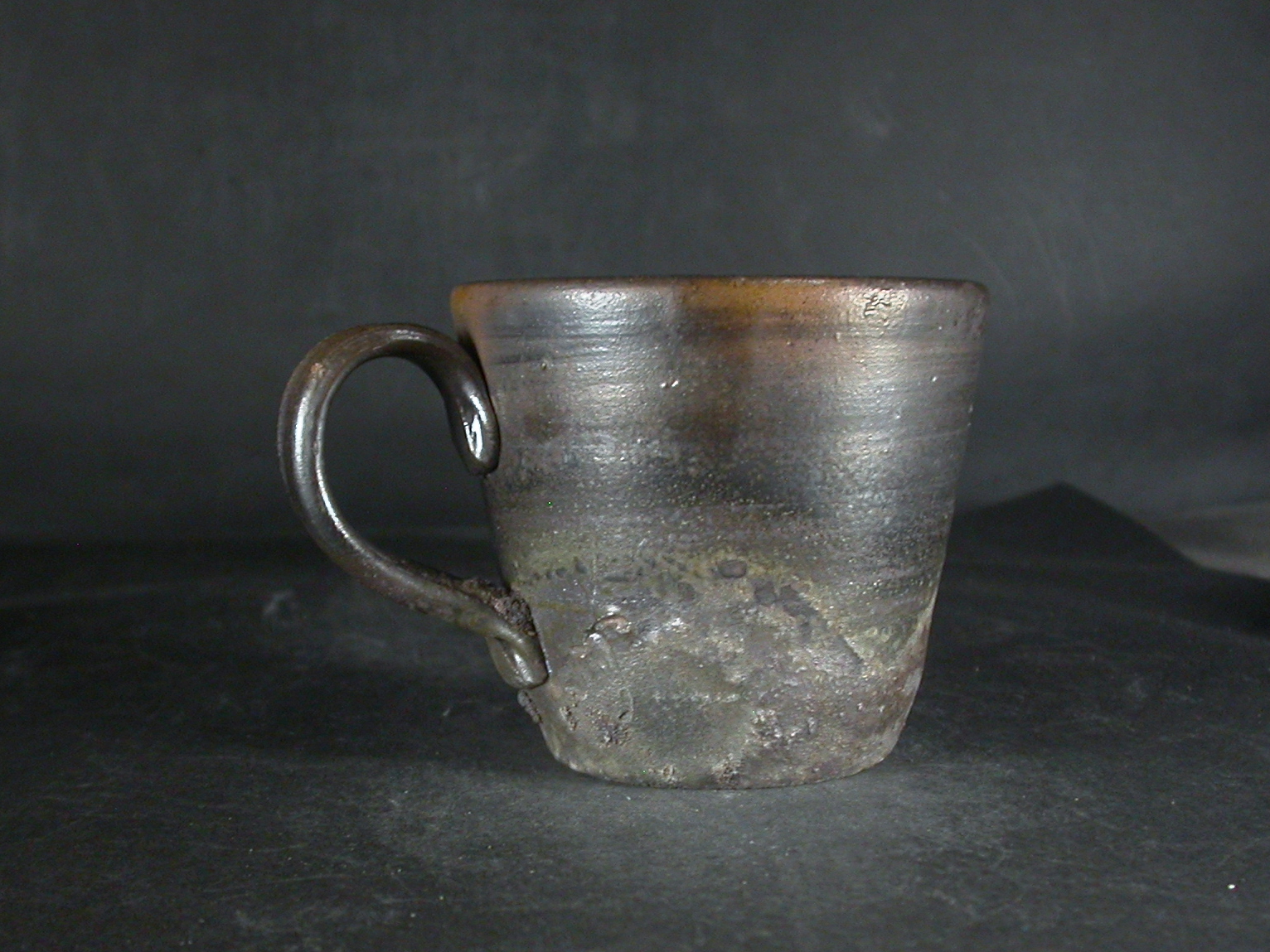 備前焼　登窯　備前焼中堅作家　竹内　靖之（山本）　最新作金彩・黒窯変手付きカップ２