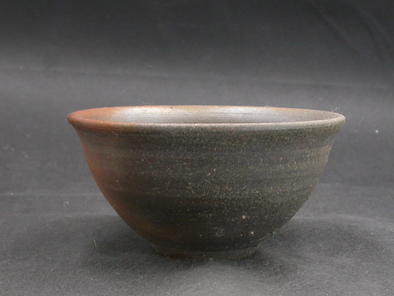 備前焼　備前焼中堅作家　竹内　靖之（山本）　最新作金彩・焦げ茶のゴマ青備前飯茶碗３