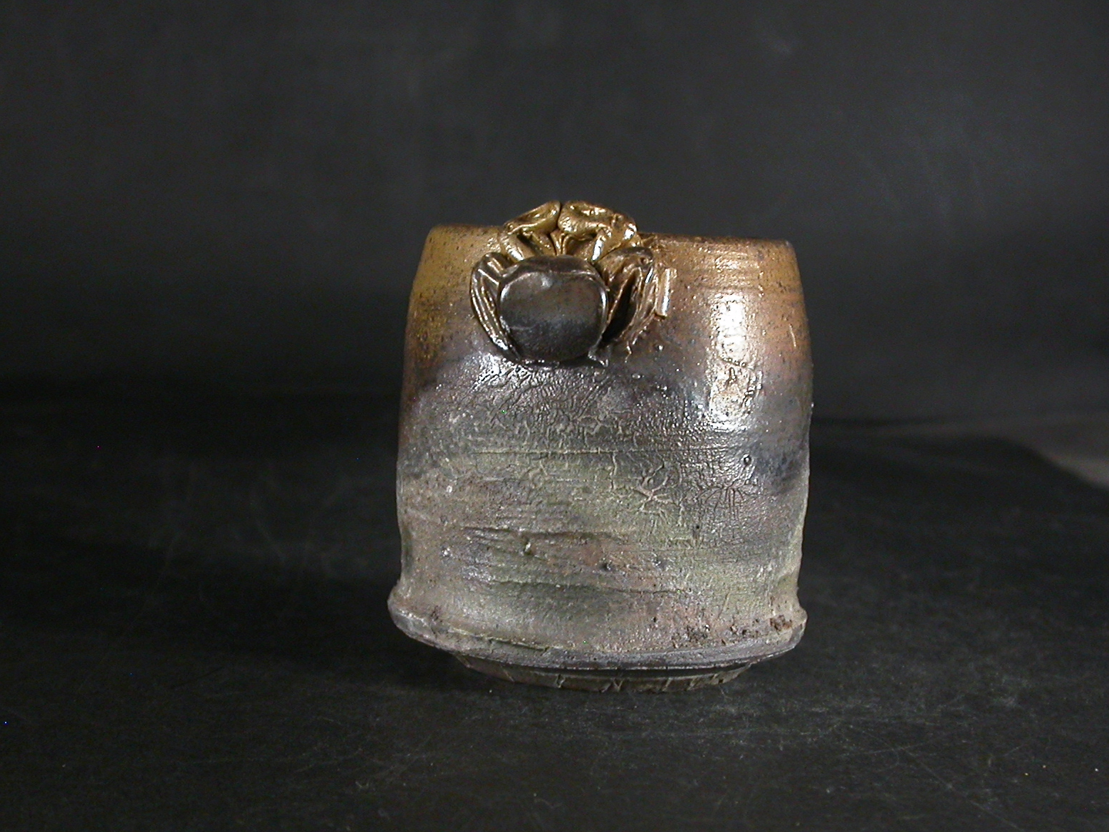 備前焼　登窯　備前焼中堅作家　竹内　靖之（山本）　最新作蟹付き金彩・窯変ぐい呑２７