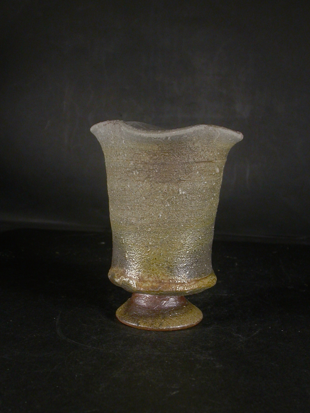 備前焼　登窯　備前焼中堅作家　竹内　靖之（山本）　最新作カセ窯変足付き輪花ビール他グラス４